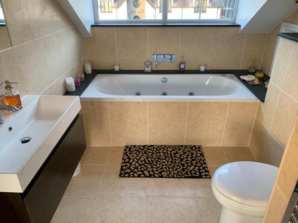 The Penthouse Bowness Luxury Loft Jacuzzi Bath & Complimentary Lakeview Spa Membership Exterior photo