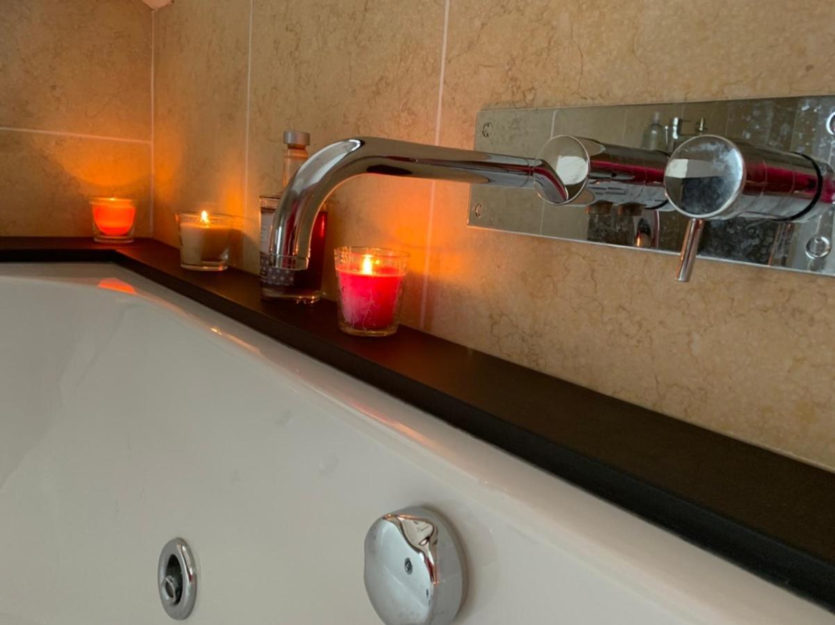 The Penthouse Bowness Luxury Loft Jacuzzi Bath & Complimentary Lakeview Spa Membership Exterior photo