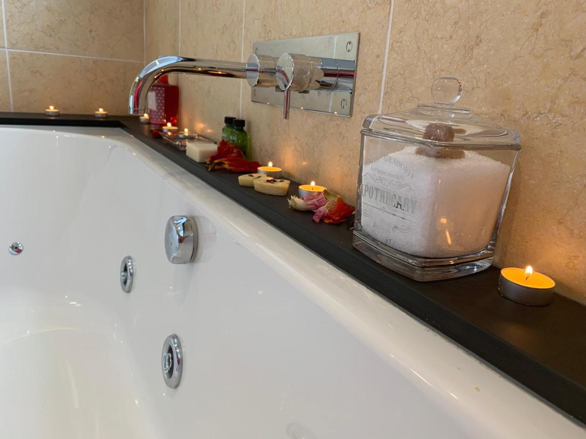 The Penthouse Bowness Luxury Loft Jacuzzi Bath & Complimentary Lakeview Spa Membership Exterior photo