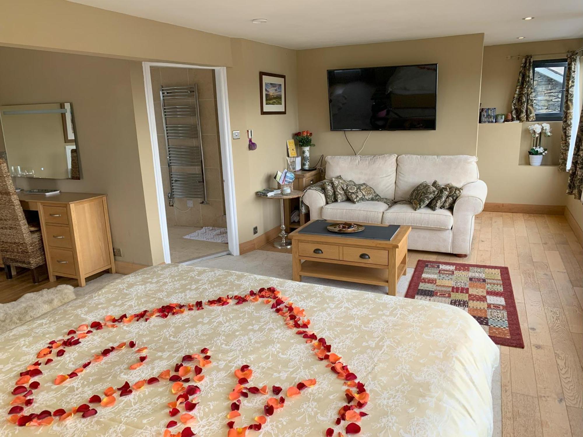 The Penthouse Bowness Luxury Loft Jacuzzi Bath & Complimentary Lakeview Spa Membership Exterior photo