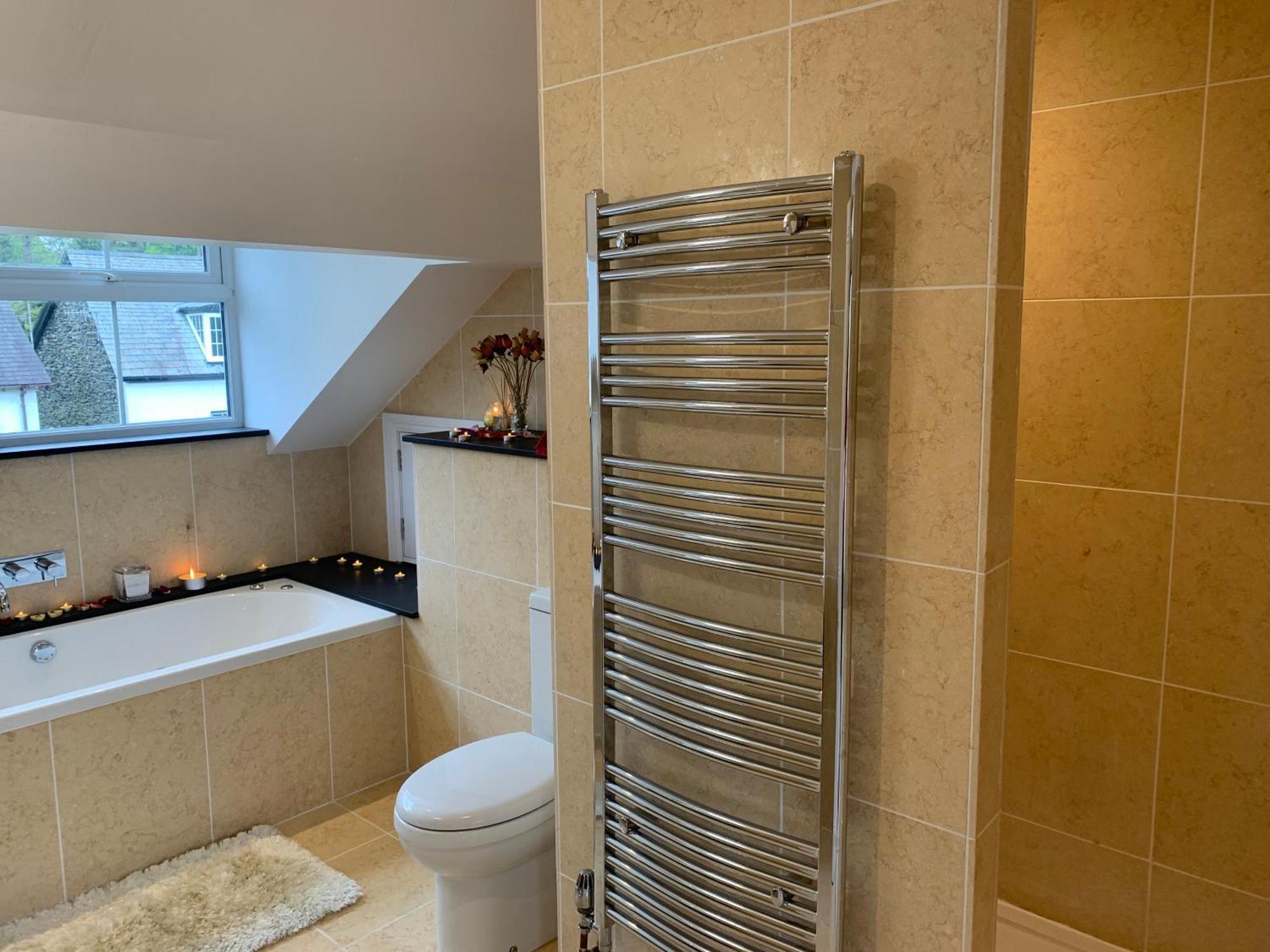 The Penthouse Bowness Luxury Loft Jacuzzi Bath & Complimentary Lakeview Spa Membership Exterior photo