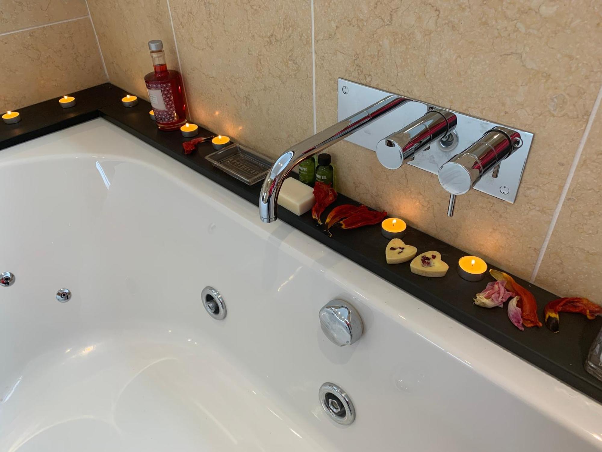 The Penthouse Bowness Luxury Loft Jacuzzi Bath & Complimentary Lakeview Spa Membership Exterior photo