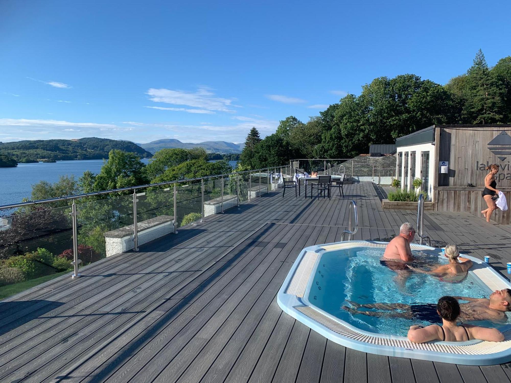 The Penthouse Bowness Luxury Loft Jacuzzi Bath & Complimentary Lakeview Spa Membership Exterior photo